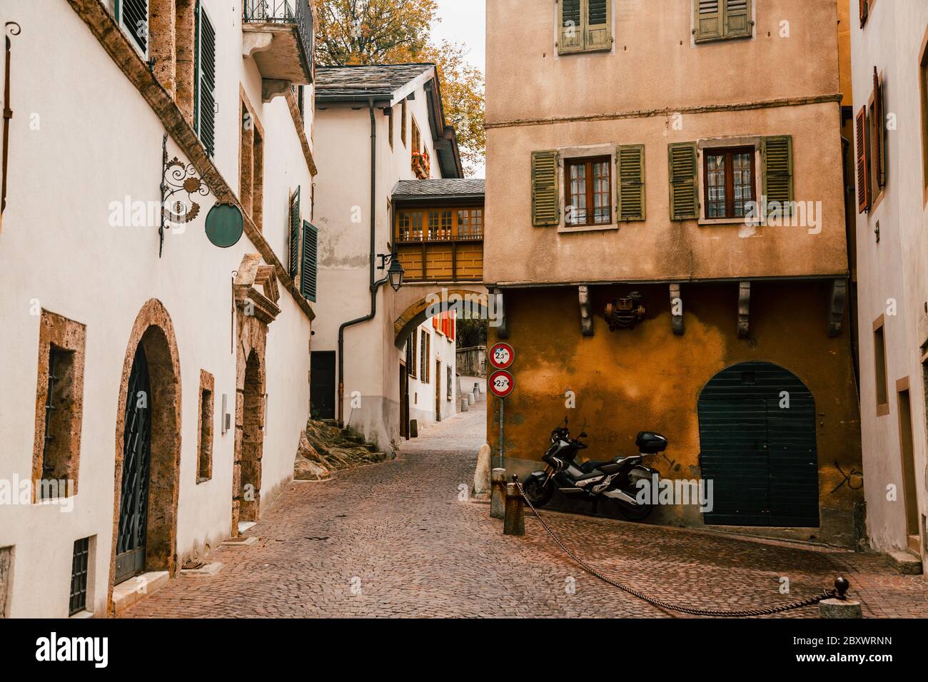 Sion, Schweiz: Altstadt Rue du Vieux Colleye Straße mit traditioneller historischer Architektur Stockfoto