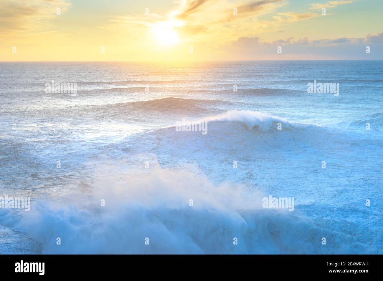 Sonnenuntergang über dem Atlantik. Nazare, Portugal Stockfoto