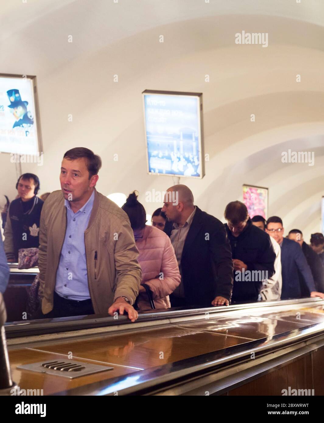 SANKT PETERSBURG, RUSSLAND - 11. JULI 2019: Menschen pendeln mit der Rolltreppe an der U-Bahn-Station in Sankt Petersburg. Die Metro von St. Petersburg ist seit dem geöffnet Stockfoto