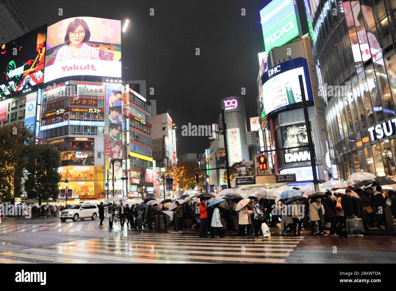 Ein Abschnitt der berühmten Shibuya Crossing, oder Shibuya Scramble Crossing, ist eine beliebte Scramble Crossing in Shibuya, Tokio, Japan. Stockfoto