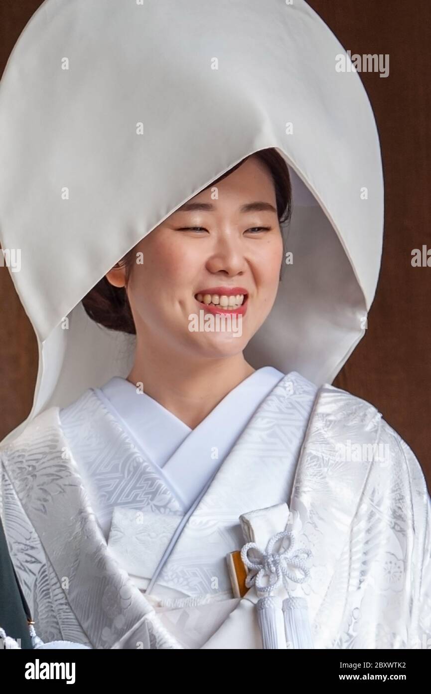 Japanische Braut, die traditionellen Kimono und Tsunokakushi Kopfbedeckung  vor der Hochzeitszeremonie im Meiji Jingu Schrein, Tokio Japan trägt  Stockfotografie - Alamy