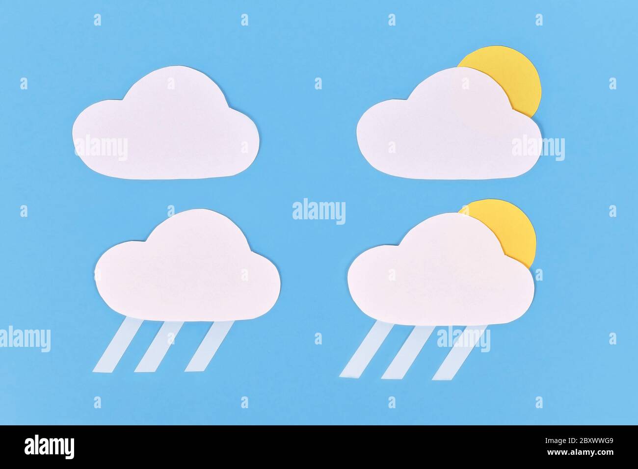 Papier Wetter-Symbole mit Wolke, Regen und Teilsonne auf blauem Hintergrund Stockfoto