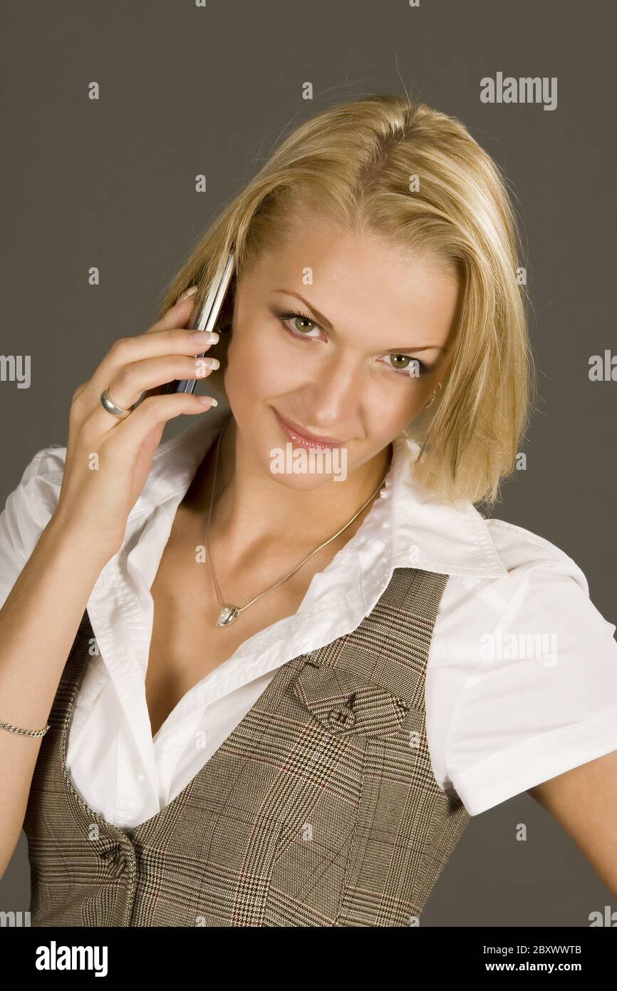 Junge, blonde Frau, telefoniert mit Handy, junge blonde Frau, Anruf mit Handy Stockfoto