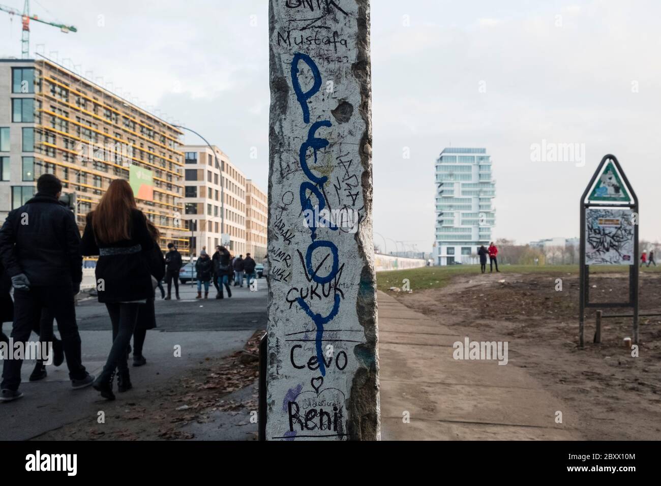 Abschnitt der ursprünglichen Berliner Mauer, die Ost von West trennt, in der Nähe der Spree und der Muhlenstraße Stockfoto