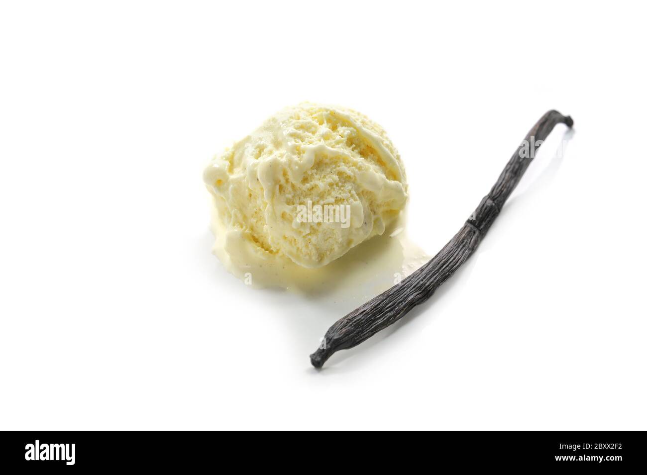 Eiskugel und Bourbon-Vanilleschote isoliert mit Schatten auf weißem Hintergrund, Kopierraum, ausgewähltem Fokus, geringer Schärfentiefe Stockfoto