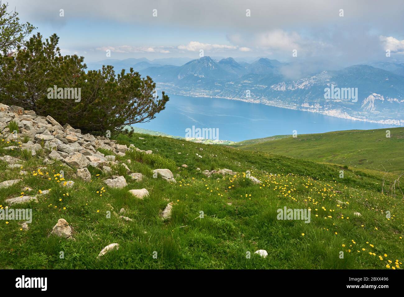 Panorama-Landschaft vom Monte Baldo bis zum Gardasee Stockfoto