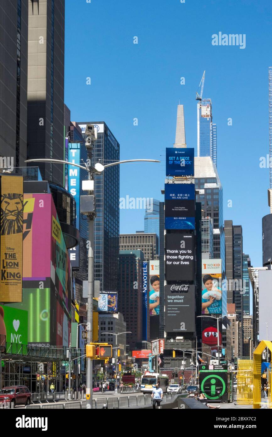 Times Square elektronische Plakatwände ehren schwarze Leben Angelegenheit, NYC, USA Stockfoto