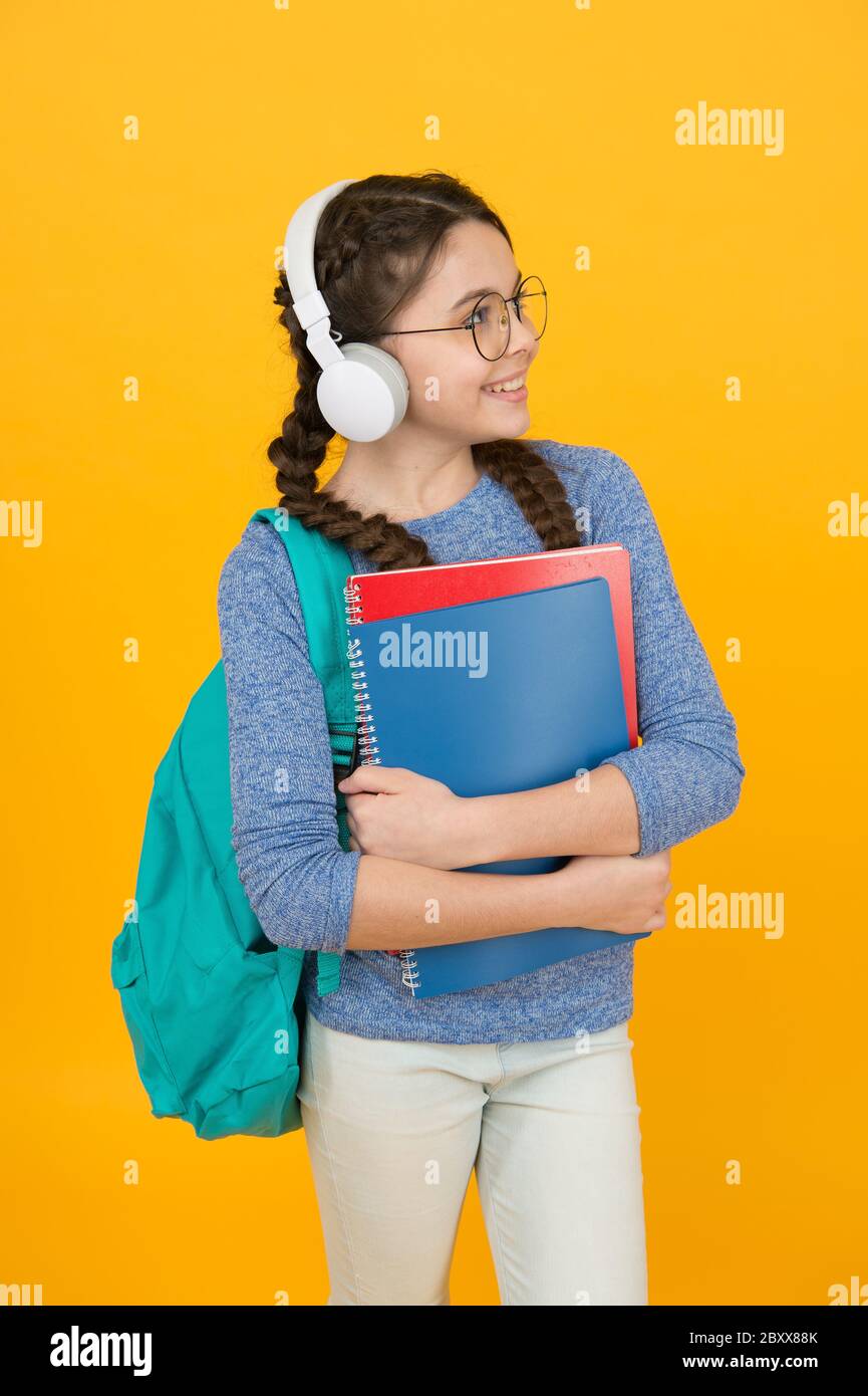 Zuhören. Kleine Kinder üben Hörfähigkeiten. Fröhliches Kind Musik hören.  Zuhörkurs. Online-Lernen. Schule und Bildung. Modernes Leben. Hörverstehen  ist nicht nur Hören Stockfotografie - Alamy
