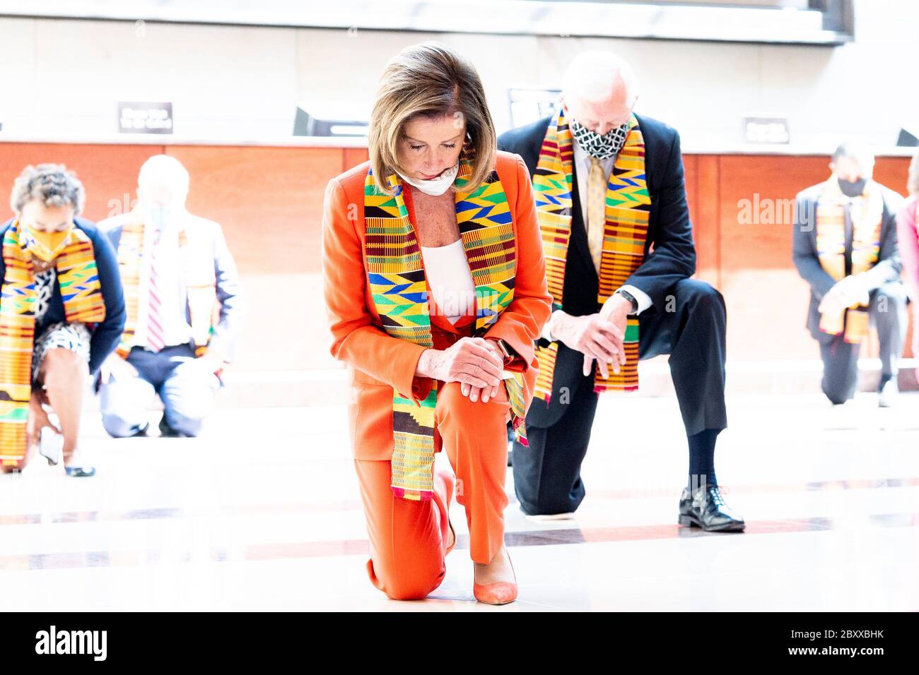 Washington, DC, USA. Juni 2020. 8. Juni 2020 - Washington, DC, Vereinigte Staaten: House Speaker NANCY PELOSI (D-CA, orange Pantait) und Kongressdemokraten beobachten 8 Minuten und 46 Sekunden der Stille in Emancipation Hall im Capitol Visitors Center zu Ehren von George Floyd, Breonna Taylor, Ahmaud Arbery und anderen. Quelle: Michael Brochstein/ZUMA Wire/Alamy Live News Stockfoto