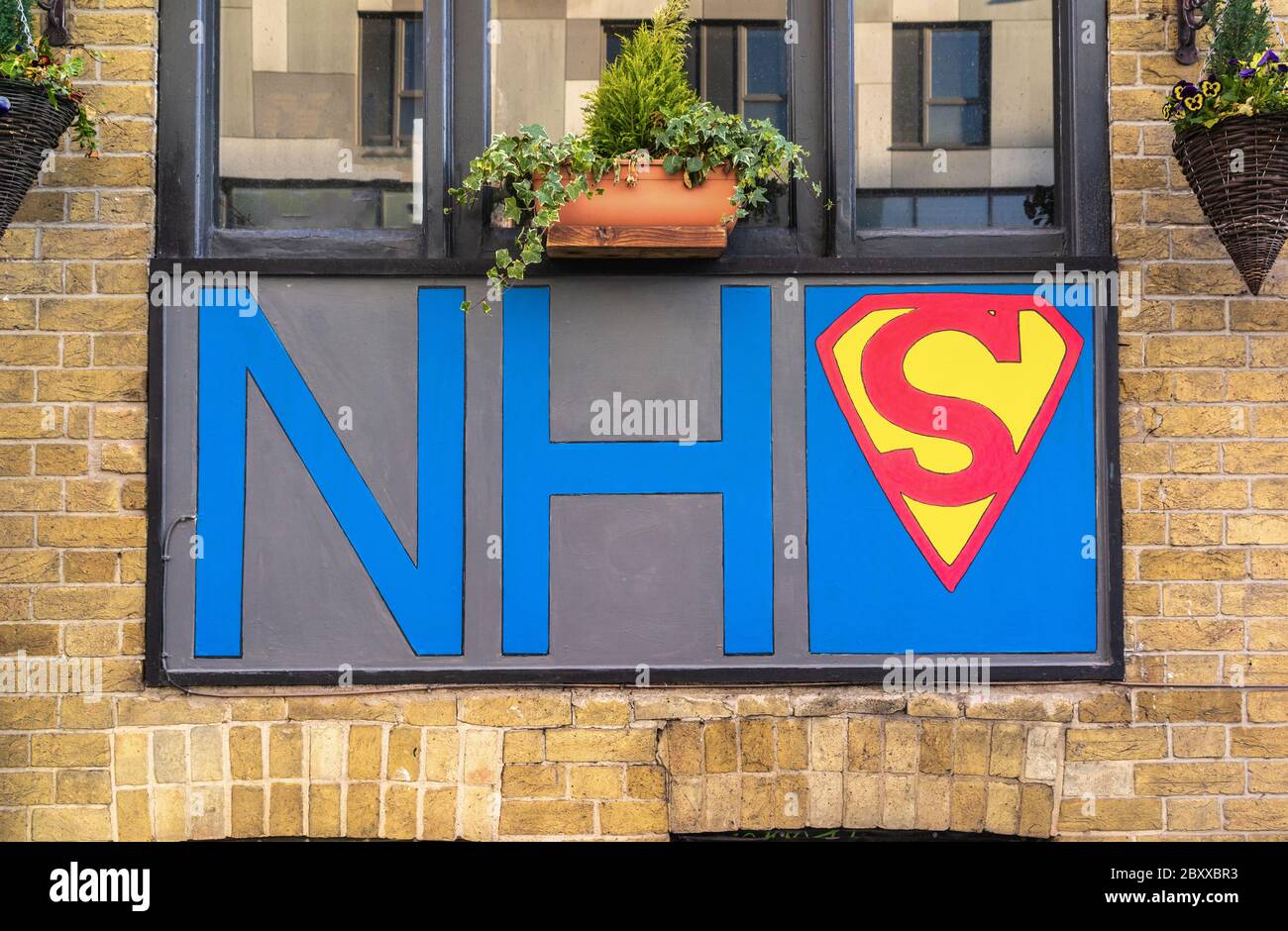 Ein NHS Superhelden Wandkunstschild, das die Hingabe aller NHS-Mitarbeiter während der Covid-Pandemie 19 in Southampton, England, preist Stockfoto