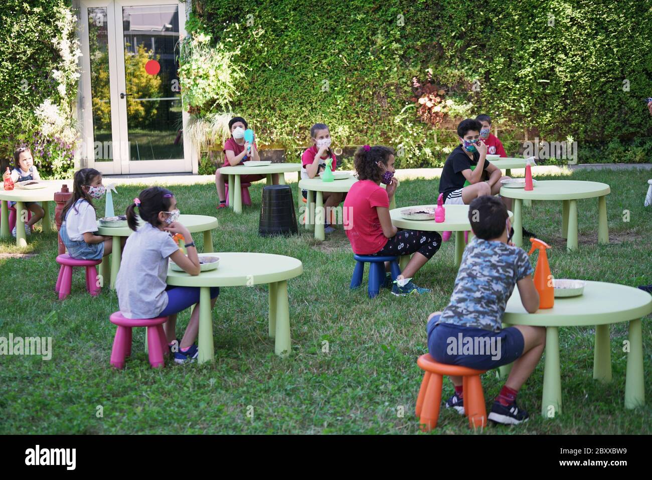 Coronavirus Ausbruch Lifestyle: Outdoor-Sommerschule Aktivitäten mit sozialen Distanzierungsmaßnahmen. Turin, Italien - Juni 2020 Stockfoto