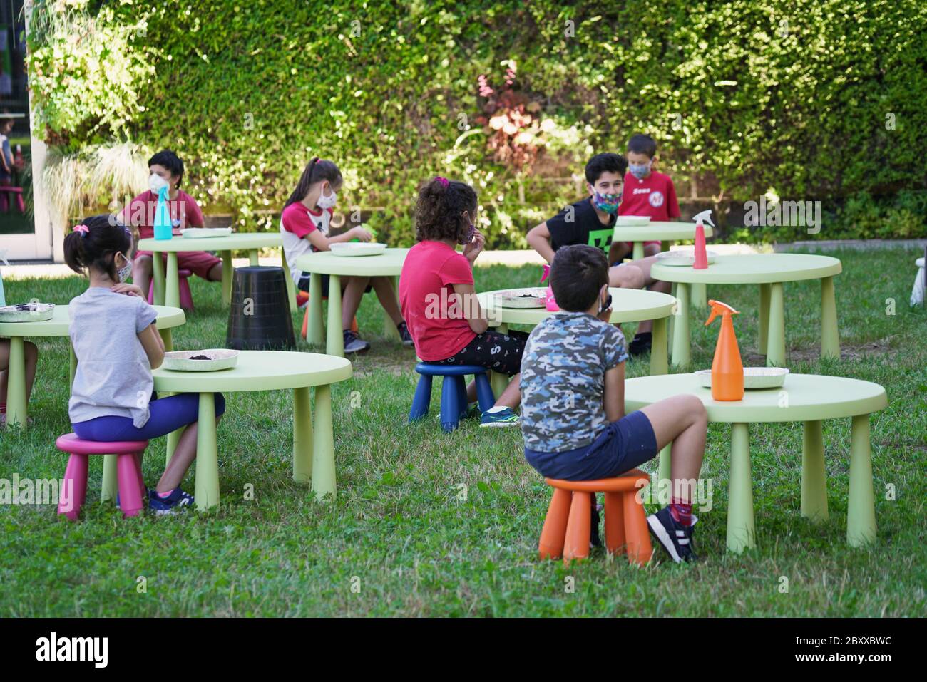 Coronavirus Ausbruch Lifestyle: Outdoor-Sommerschule Aktivitäten mit sozialen Distanzierungsmaßnahmen. Turin, Italien - Juni 2020 Stockfoto