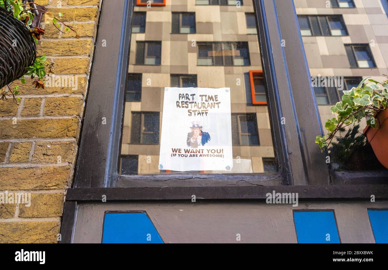 Ein Schild mit der Aufschrift "Teilzeit-Restaurantpersonal, das wir Sie erwarten, wenn Sie toll sind" im Fenster eines geschlossenen Restaurants während der Coronavirus-Pandemie in Großbritannien Stockfoto