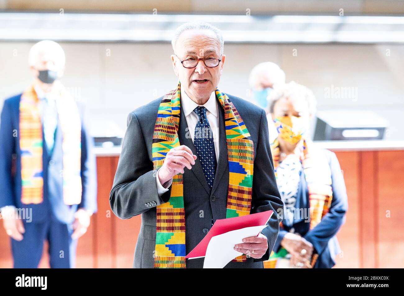 Washington, USA, 08. Juni 2020. 8. Juni 2020 - Washington, DC, USA: US-Senator Chuck Schumer (D-NY) und Kongressdemokraten beobachten 8 Minuten und 46 Sekunden Stille in der Emancipation Hall im Capitol Visitors Center zu Ehren von George Floyd, Breonna Taylor, Ahmaud Arbery und anderen. (Foto: Michael Brochstein/Sipa USA) Quelle: SIPA USA/Alamy Live News Stockfoto