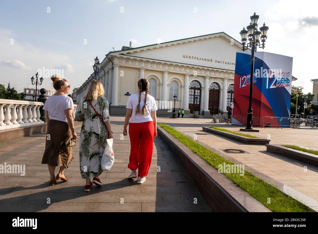 Moskau, Russland. Juni, 2020 Menschen gehen auf Manezhnaya Platz im Zentrum von Moskau vor dem Hintergrund eines festlichen Banner zu Ehren des Russland-Tag am 12. Juni.Moskau Bürgermeister Sergej Sobjanin sagte, dass ab 9. Juni Bewohner nicht mehr erforderlich sein, um elektronische Pässe für die Reise zu erhalten und gehen können, Nutzen Sie die öffentlichen Verkehrsmittel und fahren Sie ohne Einschränkungen Stockfoto