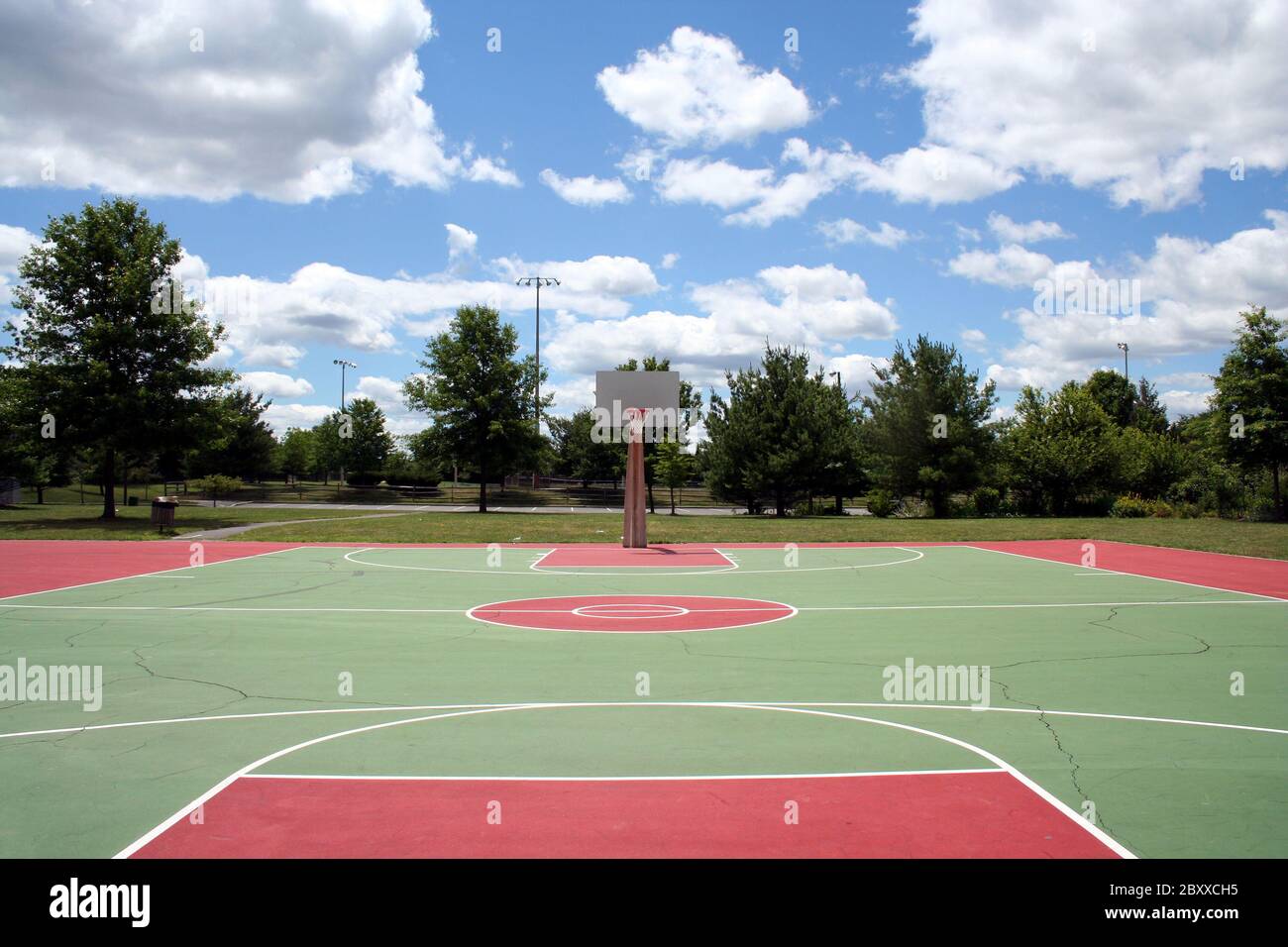 Ein Bild von einem Basketballfeld gegen einen bewölkten Himmel Stockfoto