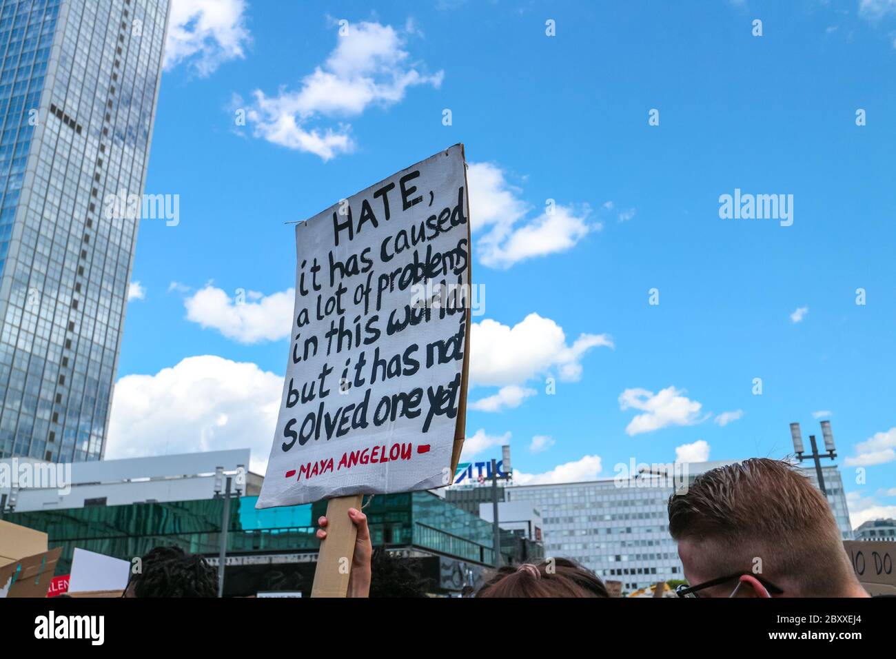 Die Demonstranten halten ein Schild mit Maya Angelou auf einem Protest von Black Lives Matter auf dem Alexanderplatz in Berlin, Deutschland, nach dem Tod von George Floyd hoch. Stockfoto