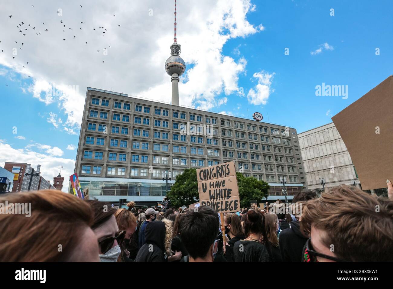 "Herzlichen Glückwunsch, Sie haben ein weißes Privileg"-Schild bei einem Protest von Black Lives Matter auf dem Alexanderplatz in Berlin, Deutschland, nach dem Tod von George Floyd. Stockfoto