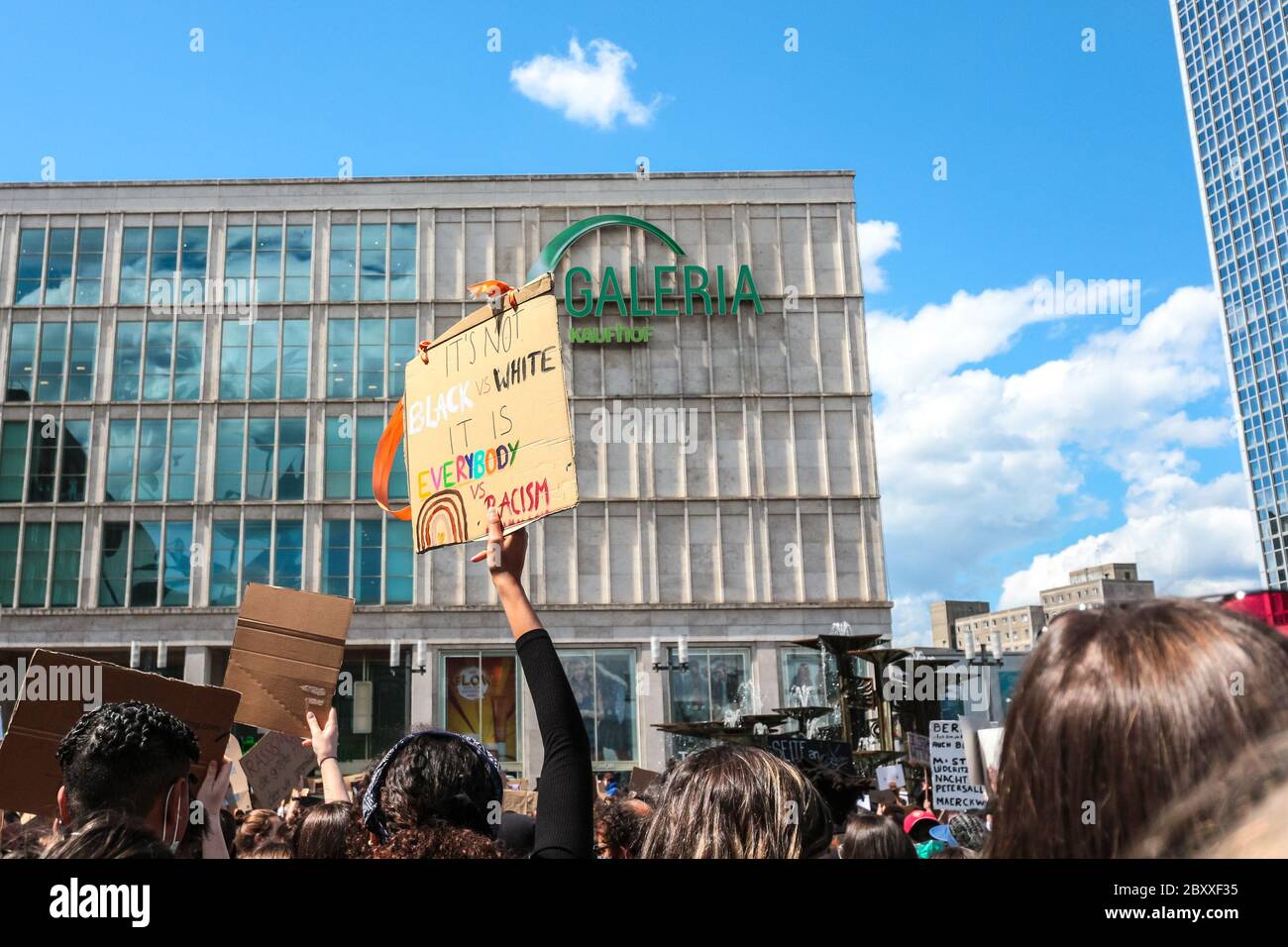 Massen von Demonstranten mit Anti-Rassismus-Plakaten bei einem Black Lives Matter Protest auf dem Alexanderplatz Berlin, Deutschland, nach dem Tod von George Floyd. Stockfoto