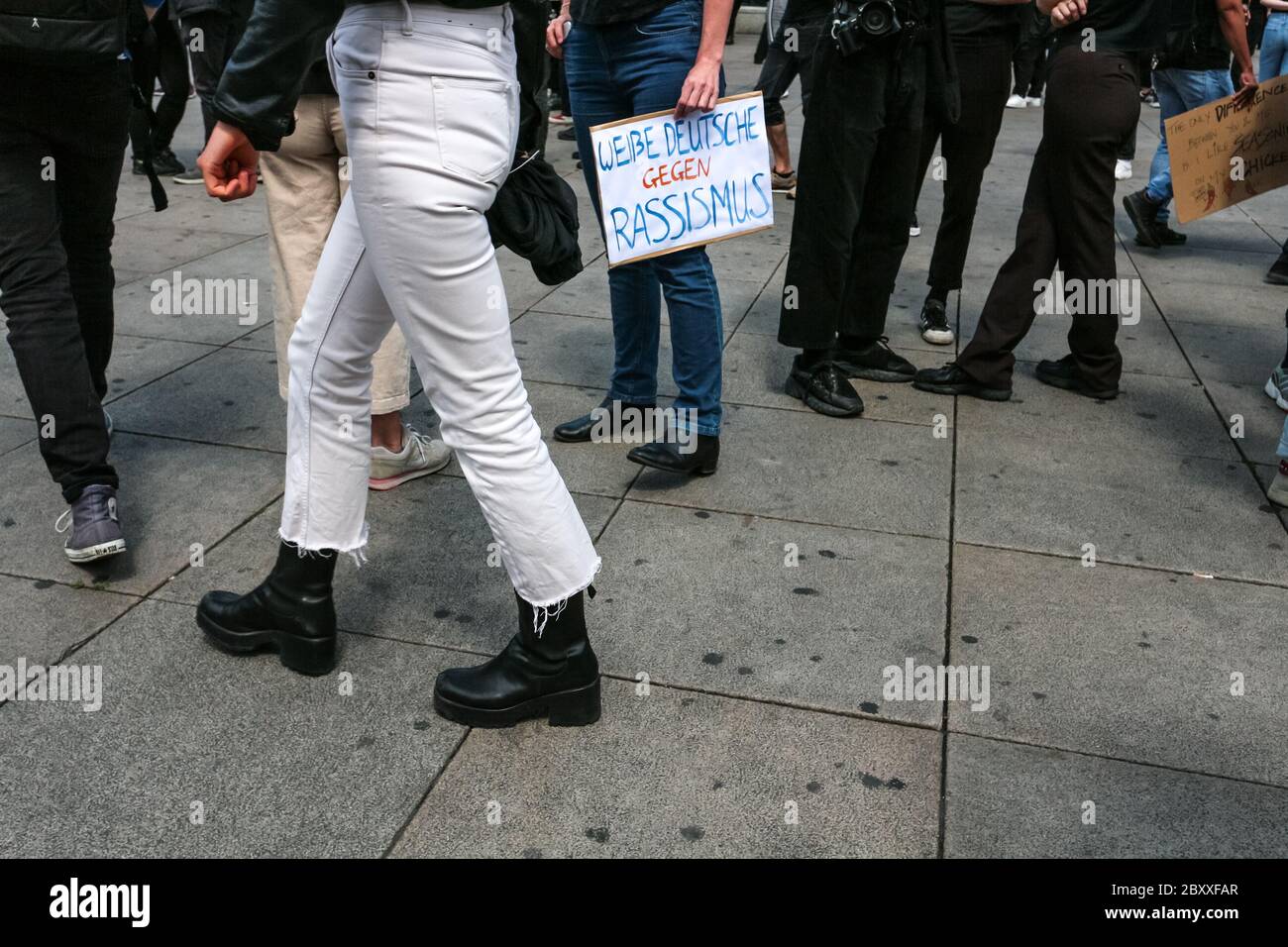 Weiße Deutsche gegen Rassismus unterschreiben bei einem Black Lives Matter Protest am Alexanderplatz Berlin. Stockfoto
