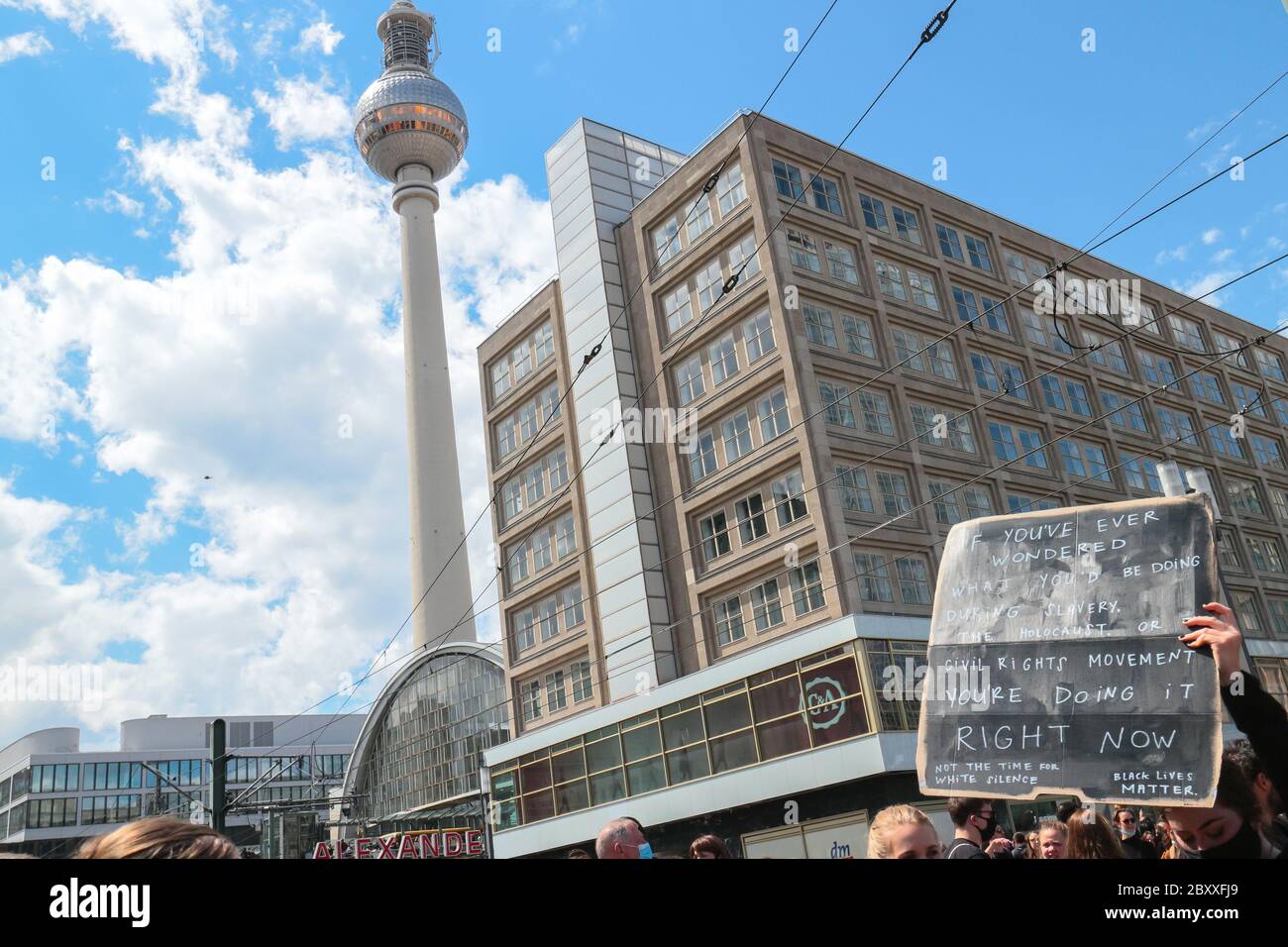 Schild über weiße Verantwortung bei einem Black Lives Matter Protest am Alexanderplatz Berlin, Deutschland, nach dem Tod von George Floyd. Stockfoto