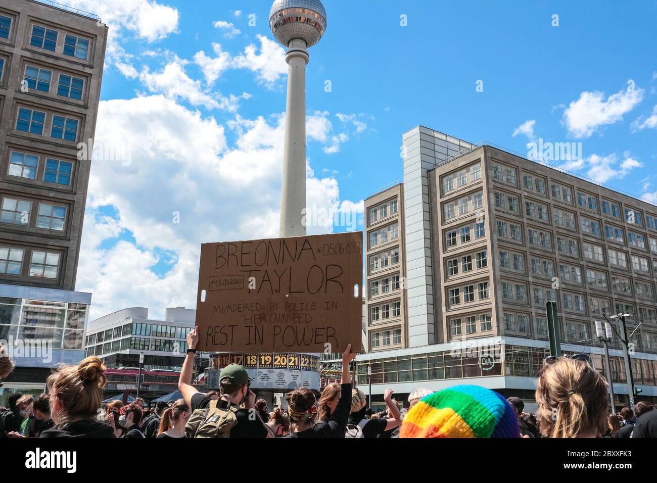 Schild zu Ehren von Breonna Taylor bei einem Black Lives Matter Protest am Alexanderplatz Berlin, nach dem Tod von George Floyd durch Polizeigewalt. Stockfoto