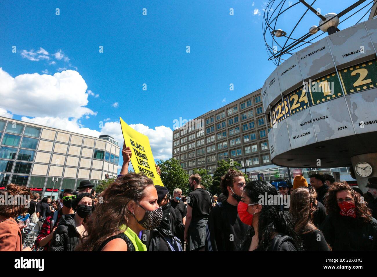 "Black trans lives matter"-Schild bei einem Black Lives Matter-Protest am Alexanderplatz Berlin nach dem Tod von George Floyd durch Polizeigewalt. Stockfoto