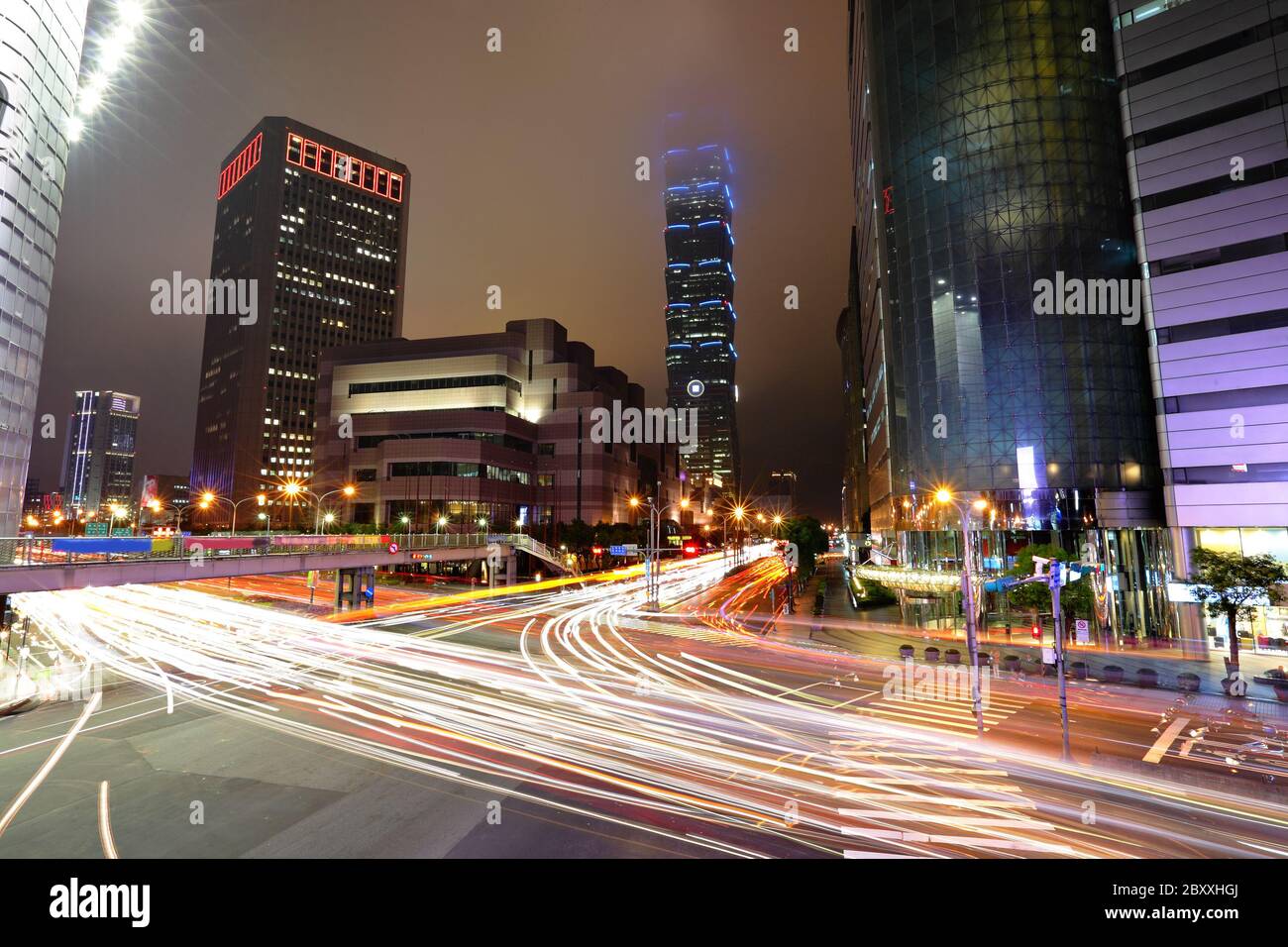 Taipei Geschäftsviertel in der Nacht Stockfoto