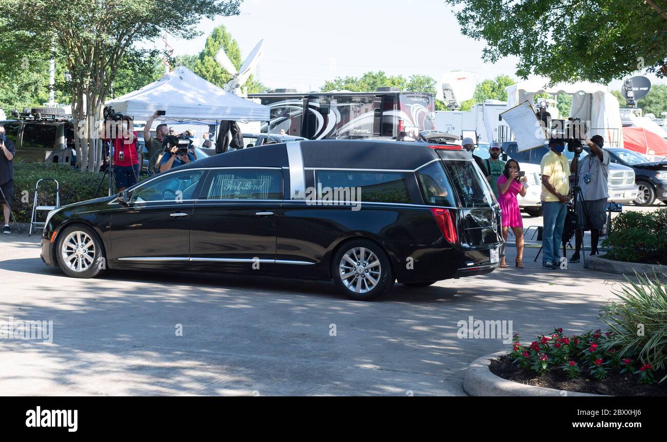 Der Sarg von GEORGE FLOYD kommt an der Fountain of Praise Church in Houston für die erste von zwei Gedenkfeiern vor seiner Beerdigung am Dienstag. Floyds Tod in Minneapolis vor zwei Wochen an den Händen eines weißen Polizisten hat Hunderte von Anti-Rassismus-Protesten weltweit hervorgebracht. Stockfoto