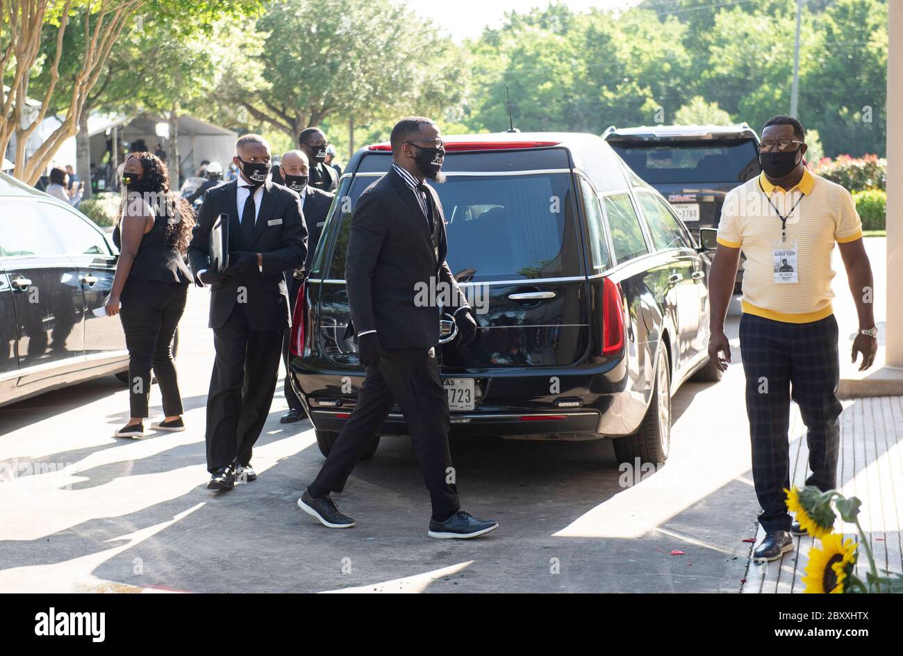 Der Sarg von GEORGE FLOYD kommt an der Fountain of Praise Church in Houston für die erste von zwei Gedenkfeiern vor seiner Beerdigung am Dienstag. Floyds Tod in Minneapolis vor zwei Wochen an den Händen eines weißen Polizisten hat Hunderte von Anti-Rassismus-Protesten weltweit hervorgebracht. Stockfoto