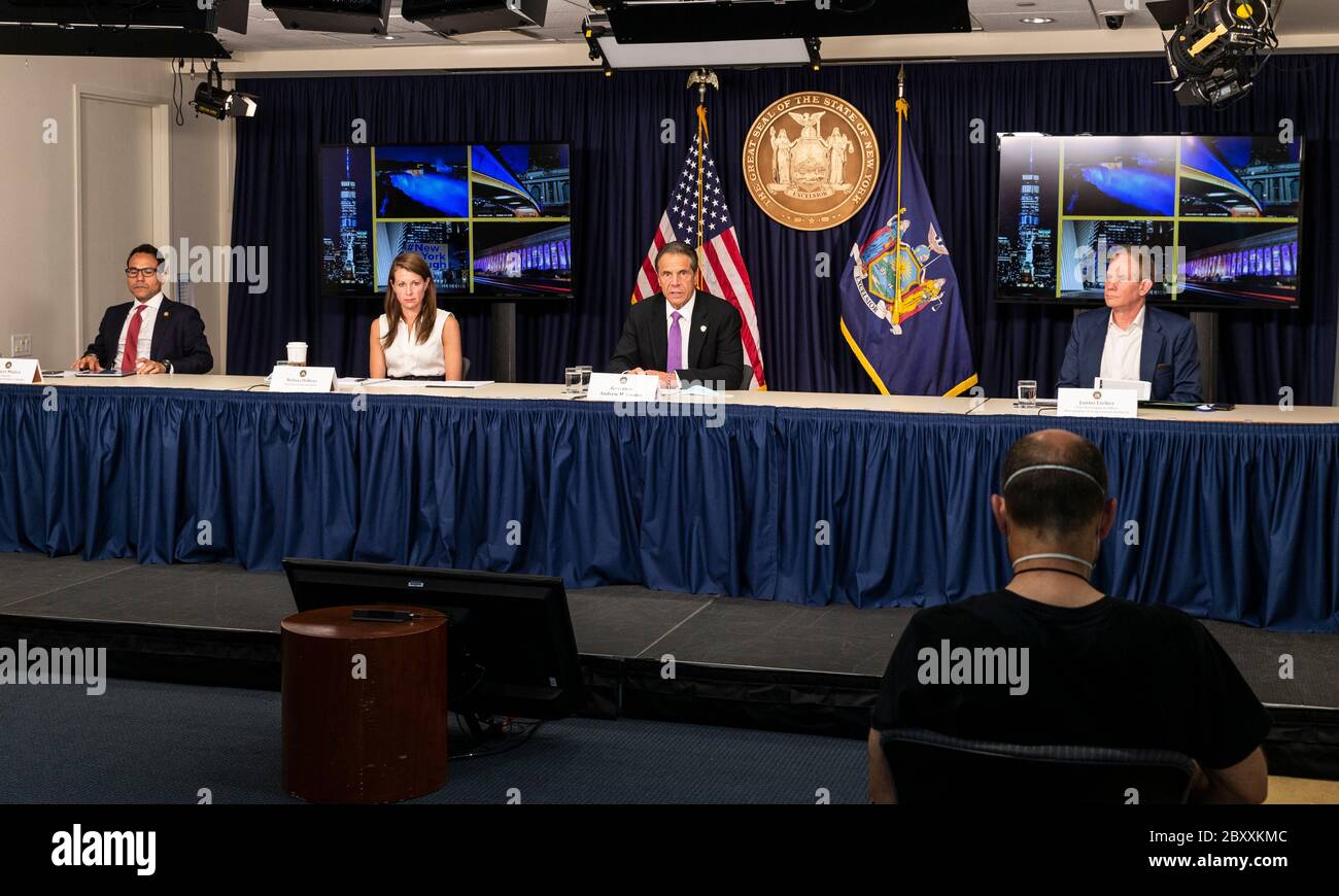 New York, NY - 8. Juni 2020: Gouverneur Andrew Cuomo spricht während der täglichen Medienbesprechung am ersten Tag der Phase One Wiedereröffnung von NYC in 633 3rd Avenue Büro Stockfoto