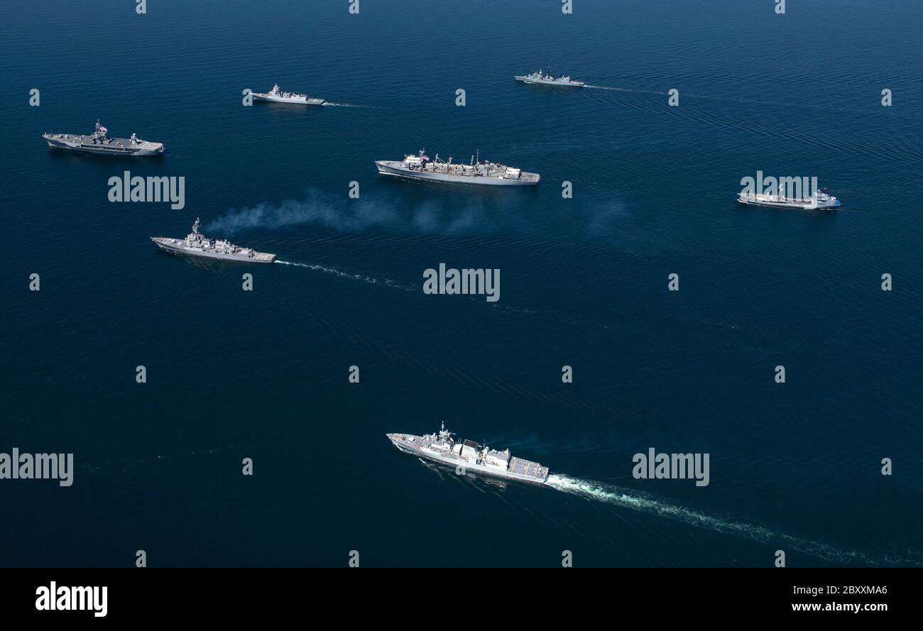 Ostsee, Usa. 08. Juni 2020. Marine Schiffe aus NATO-Mitgliedsländern in Segel in Formation während der Übung Baltic Operations 8. Juni 2020 in der Ostsee. Die abgebildeten Schiffe sind: Royal Canadian Navy Halifax-Klasse Fregatte HMCS Fredericton, Deutsche Navy Bremen-Klasse Fregatte FGS Lübeck, Deutsche Navy Rhone-Klasse Nachschub Öler FGS Rhön, Royal Norwegian Navy Fridtjof Nansen-Klasse Fregatte HNoMS Otto Suerdrup, U.S. Navy Blue Ridge-Klasse Kommando- und Kontrollschiff USS Mount Whitney, U.S. Navy Arleigh Burke-Klasse Und die US Navy Supply-Klasse schnell Stockfoto