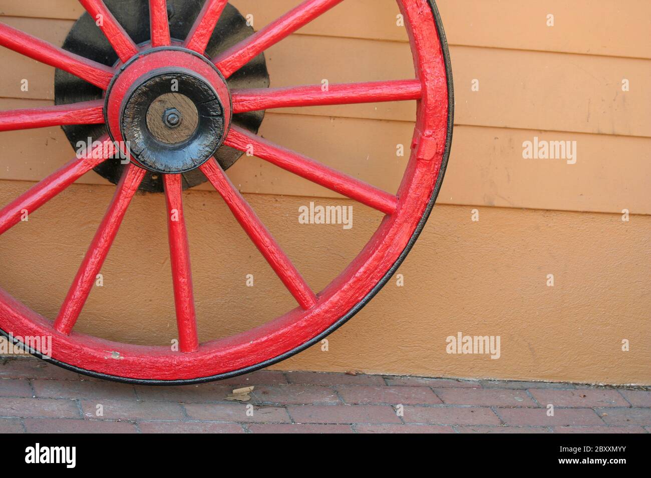 Eine alte Red Wagon Wheel Stockfoto