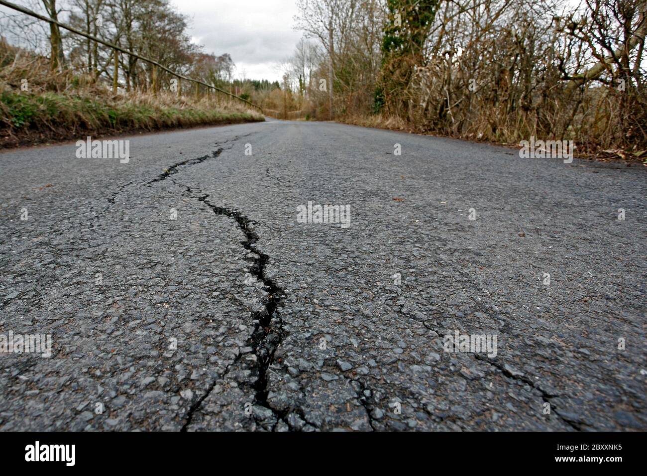 Die B4558 Straße zwischen Llangynidr und Talybont, Powys South Wales. Im Februar 2014 wurde ein großer Riss in der Straßenoberfläche aufgetan. ©PRWPhotography Stockfoto