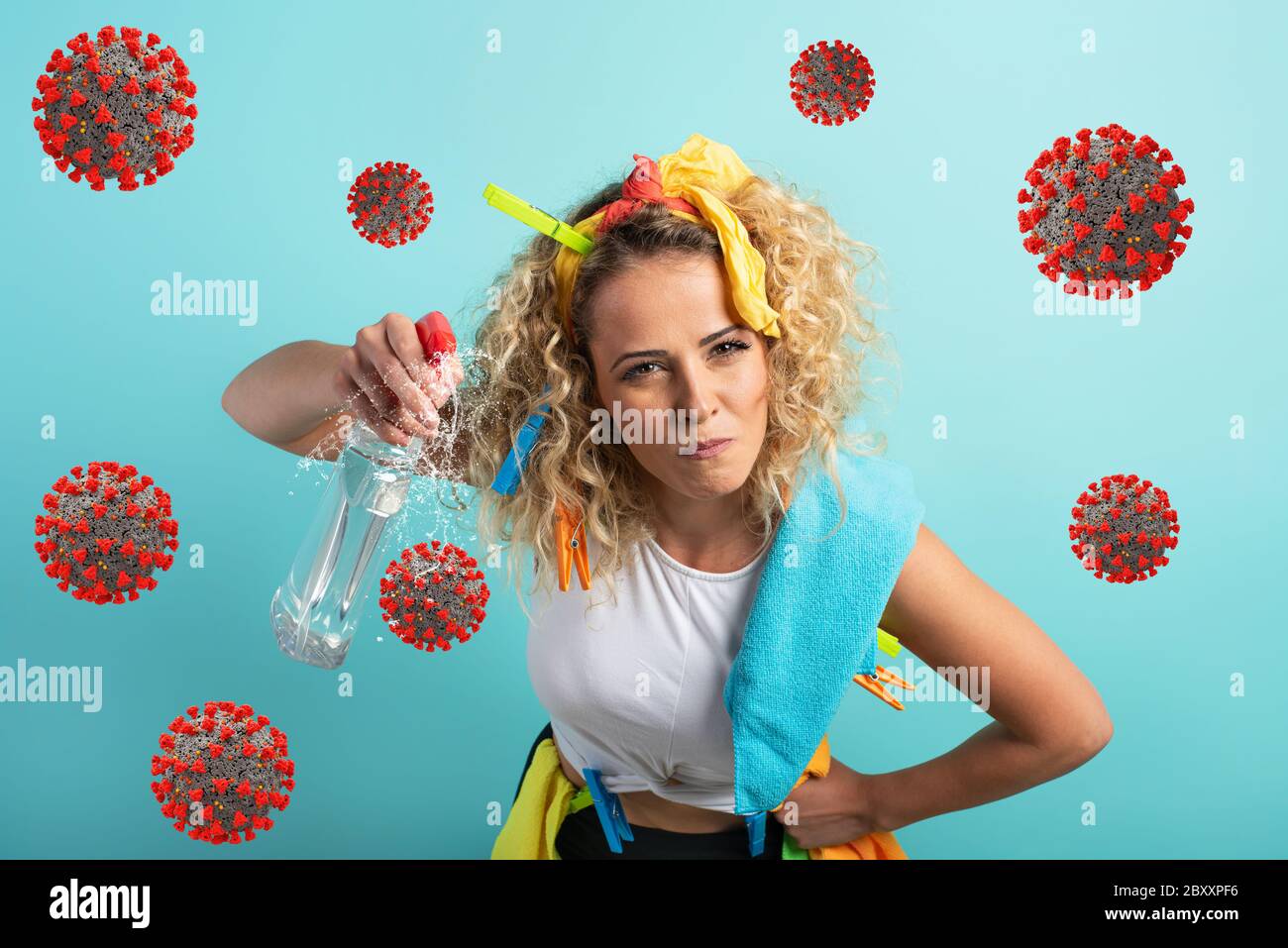 Lustige Hausfrau reinigt und desinfiziert Keime, Viren und Bakterien. Stockfoto