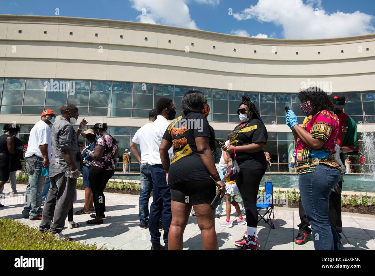 Menschen warten in der Linie, um durch das Heiligtum an der Fountain of Praise Kirche im Südwesten Houston während einer sechs-Stunden-öffentlichen Visitation für GEORGE FLOYD, ein schwarzer Mann getötet vor zwei Wochen von einem weißen Polizeibeamten in Minneapolis Datei. Floyds Tod löste weltweite Proteste gegen Rassismus und Polizeibrutalität aus. Stockfoto