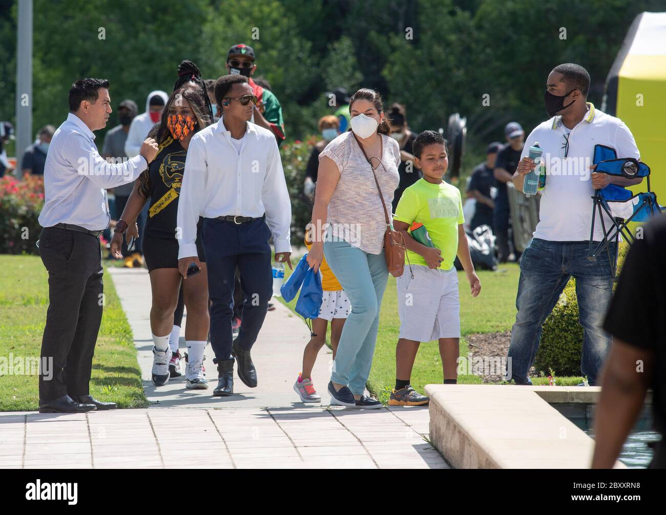 Menschen warten in der Linie, um durch das Heiligtum an der Fountain of Praise Kirche im Südwesten Houston während einer sechs-Stunden-öffentlichen Visitation für GEORGE FLOYD, ein schwarzer Mann getötet vor zwei Wochen von einem weißen Polizeibeamten in Minneapolis Datei. Floyds Tod löste weltweite Proteste gegen Rassismus und Polizeibrutalität aus. Stockfoto