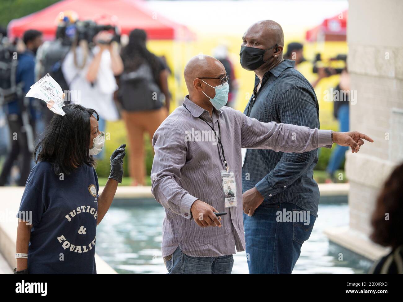 Menschen warten in der Linie, um durch das Heiligtum an der Fountain of Praise Kirche im Südwesten Houston während einer sechs-Stunden-öffentlichen Visitation für GEORGE FLOYD, ein schwarzer Mann getötet vor zwei Wochen von einem weißen Polizeibeamten in Minneapolis Datei. Floyds Tod löste weltweite Proteste gegen Rassismus und Polizeibrutalität aus. Stockfoto