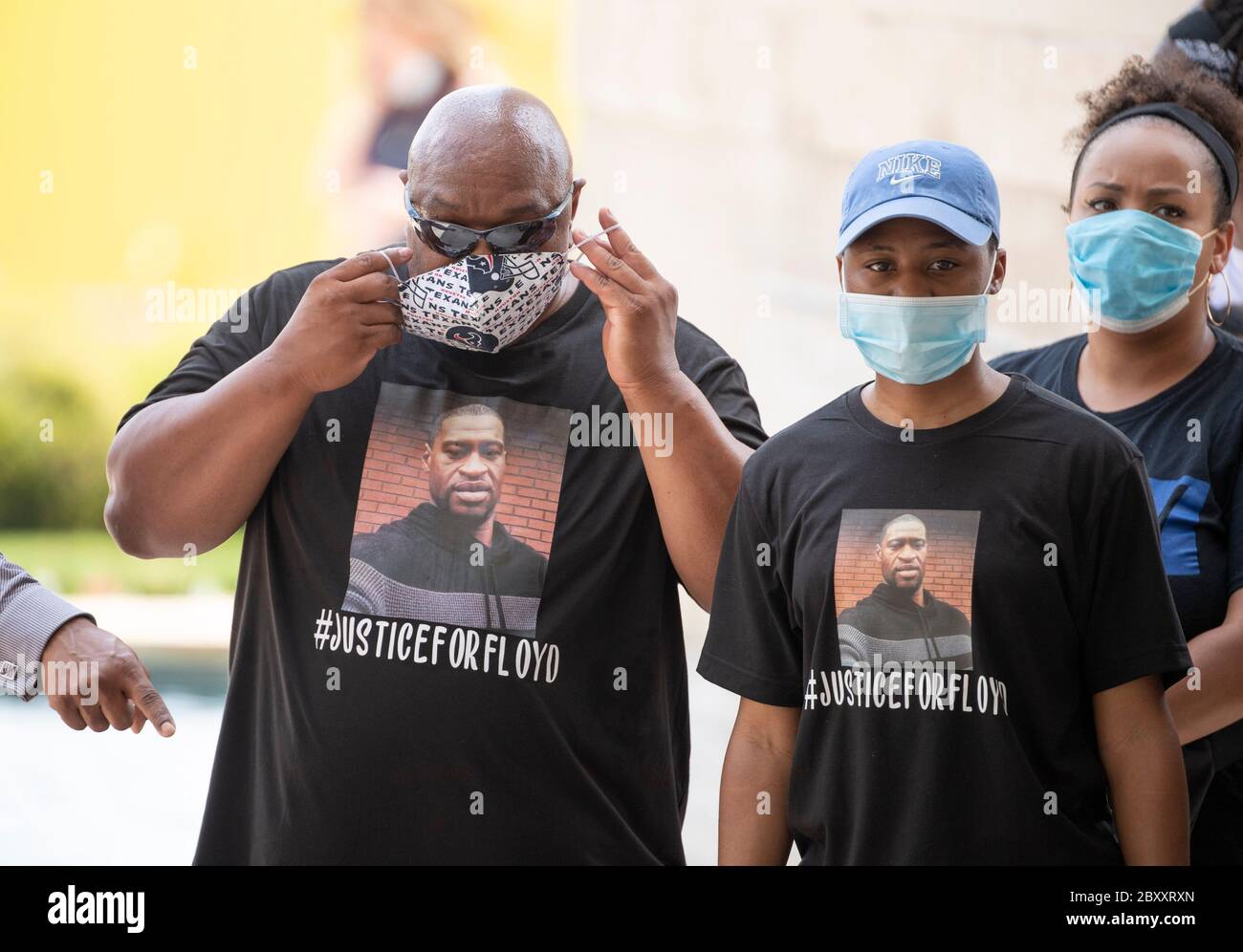 Menschen warten in der Linie, um durch das Heiligtum an der Fountain of Praise Kirche im Südwesten Houston während einer sechs-Stunden-öffentlichen Visitation für GEORGE FLOYD, ein schwarzer Mann getötet vor zwei Wochen von einem weißen Polizeibeamten in Minneapolis Datei. Floyds Tod löste weltweite Proteste gegen Rassismus und Polizeibrutalität aus. Stockfoto