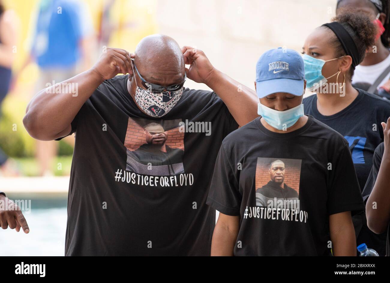 Menschen warten in der Linie, um durch das Heiligtum an der Fountain of Praise Kirche im Südwesten Houston während einer sechs-Stunden-öffentlichen Visitation für GEORGE FLOYD, ein schwarzer Mann getötet vor zwei Wochen von einem weißen Polizeibeamten in Minneapolis Datei. Floyds Tod löste weltweite Proteste gegen Rassismus und Polizeibrutalität aus. Stockfoto