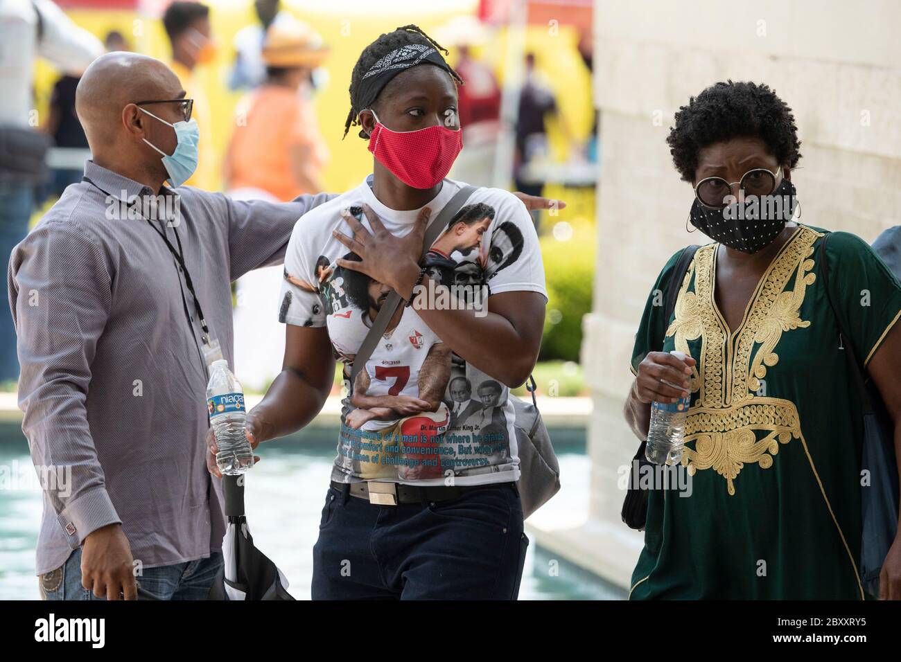 Menschen warten in der Linie, um durch das Heiligtum an der Fountain of Praise Kirche im Südwesten Houston während einer sechs-Stunden-öffentlichen Visitation für GEORGE FLOYD, ein schwarzer Mann getötet vor zwei Wochen von einem weißen Polizeibeamten in Minneapolis Datei. Floyds Tod löste weltweite Proteste gegen Rassismus und Polizeibrutalität aus. Stockfoto