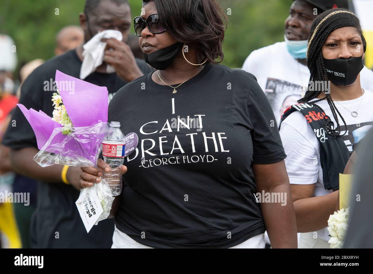 Menschen warten in der Linie, um durch das Heiligtum an der Fountain of Praise Kirche im Südwesten Houston während einer sechs-Stunden-öffentlichen Visitation für GEORGE FLOYD, ein schwarzer Mann getötet vor zwei Wochen von einem weißen Polizeibeamten in Minneapolis Datei. Floyds Tod löste weltweite Proteste gegen Rassismus und Polizeibrutalität aus. Stockfoto