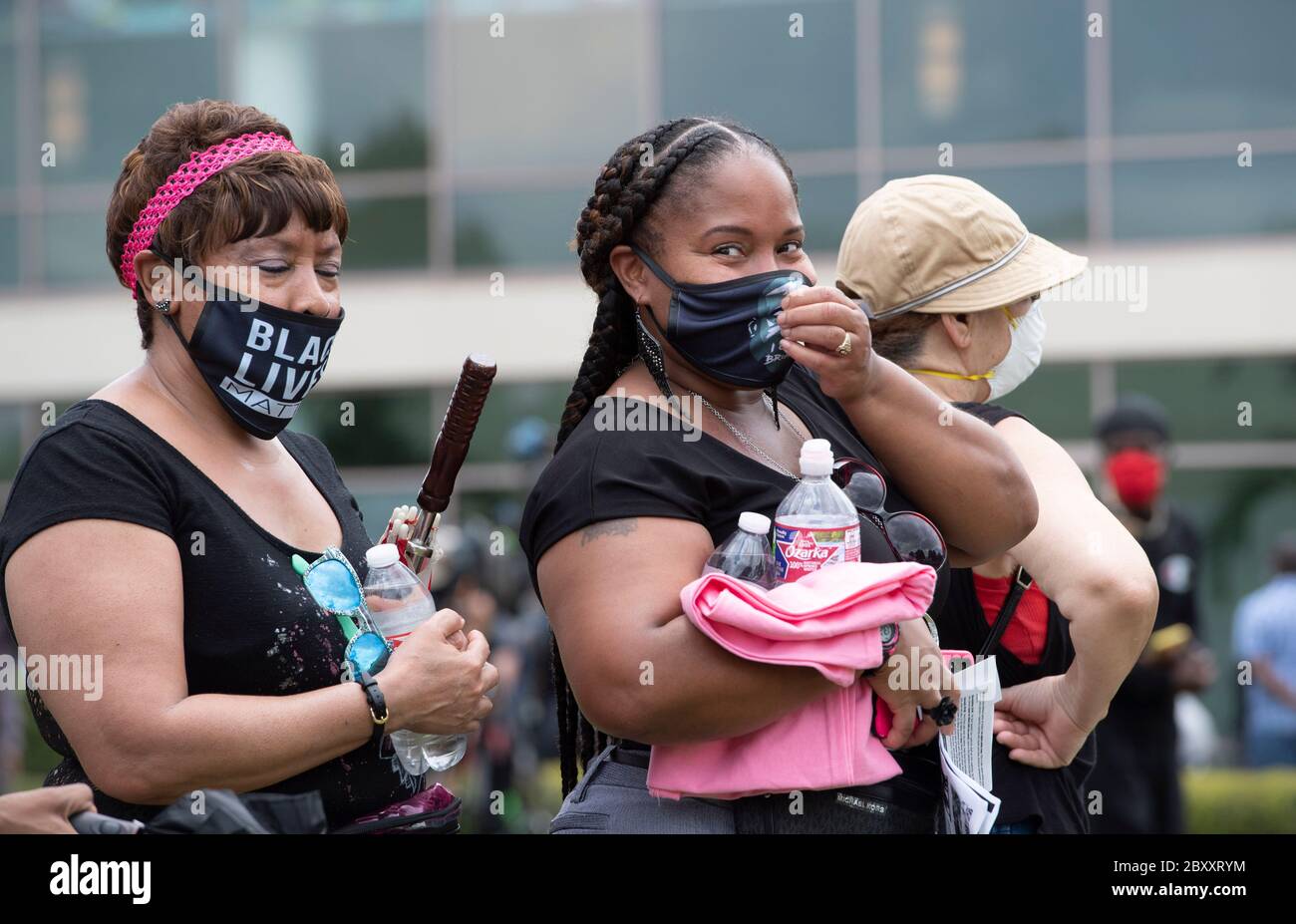 Menschen warten in der Linie, um durch das Heiligtum an der Fountain of Praise Kirche im Südwesten Houston während einer sechs-Stunden-öffentlichen Visitation für GEORGE FLOYD, ein schwarzer Mann getötet vor zwei Wochen von einem weißen Polizeibeamten in Minneapolis Datei. Floyds Tod löste weltweite Proteste gegen Rassismus und Polizeibrutalität aus. Stockfoto
