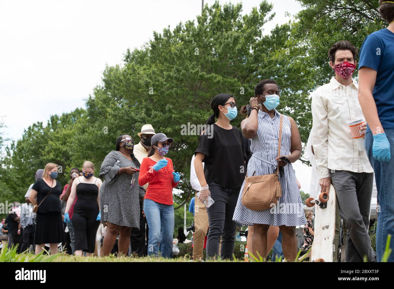 Menschen warten in der Linie, um durch das Heiligtum an der Fountain of Praise Kirche im Südwesten Houston während einer sechs-Stunden-öffentlichen Visitation für GEORGE FLOYD, ein schwarzer Mann getötet vor zwei Wochen von einem weißen Polizeibeamten in Minneapolis Datei. Floyds Tod löste weltweite Proteste gegen Rassismus und Polizeibrutalität aus. Stockfoto