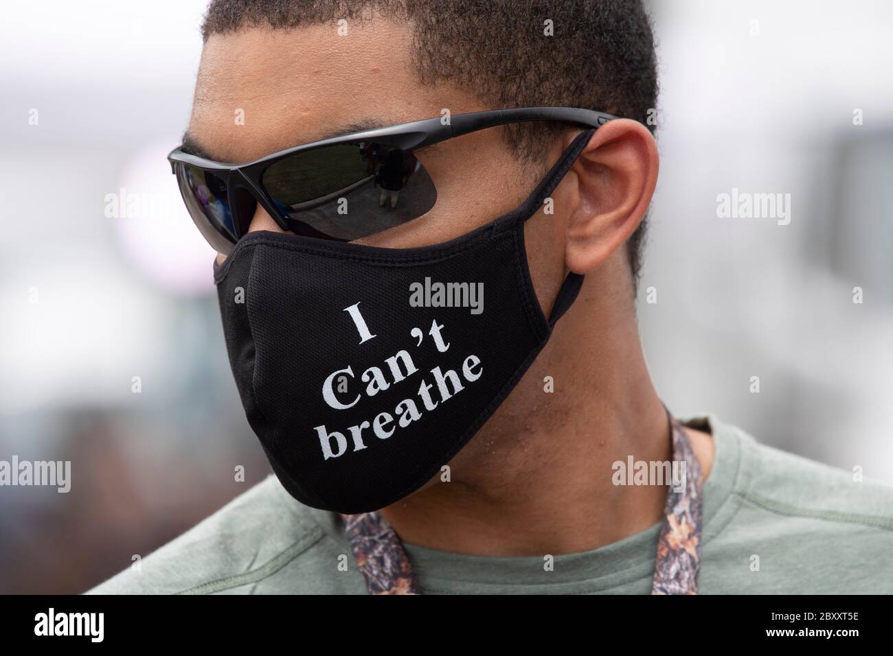Menschen warten in der Linie, um durch das Heiligtum an der Fountain of Praise Kirche im Südwesten Houston während einer sechs-Stunden-öffentlichen Visitation für GEORGE FLOYD, ein schwarzer Mann getötet vor zwei Wochen von einem weißen Polizeibeamten in Minneapolis Datei. Floyds Tod löste weltweite Proteste gegen Rassismus und Polizeibrutalität aus. Stockfoto