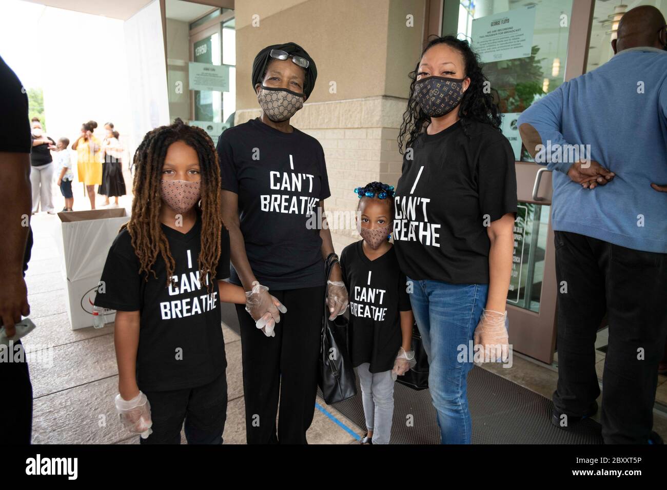 Menschen warten in der Linie, um durch das Heiligtum an der Fountain of Praise Kirche im Südwesten Houston während einer sechs-Stunden-öffentlichen Visitation für GEORGE FLOYD, ein schwarzer Mann getötet vor zwei Wochen von einem weißen Polizeibeamten in Minneapolis Datei. Floyds Tod löste weltweite Proteste gegen Rassismus und Polizeibrutalität aus. Stockfoto