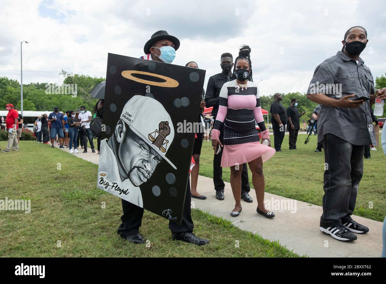 Menschen warten in der Linie, um durch das Heiligtum an der Fountain of Praise Kirche im Südwesten Houston während einer sechs-Stunden-öffentlichen Visitation für GEORGE FLOYD, ein schwarzer Mann getötet vor zwei Wochen von einem weißen Polizeibeamten in Minneapolis Datei. Floyds Tod löste weltweite Proteste gegen Rassismus und Polizeibrutalität aus. Stockfoto