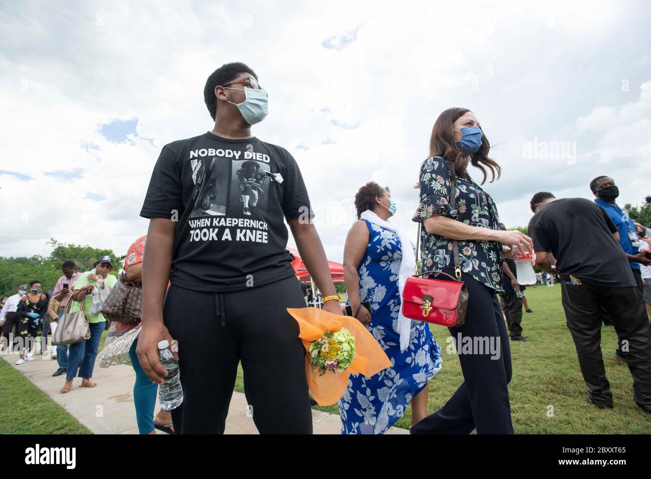 Menschen warten in der Linie, um durch das Heiligtum an der Fountain of Praise Kirche im Südwesten Houston während einer sechs-Stunden-öffentlichen Visitation für GEORGE FLOYD, ein schwarzer Mann getötet vor zwei Wochen von einem weißen Polizeibeamten in Minneapolis Datei. Floyds Tod löste weltweite Proteste gegen Rassismus und Polizeibrutalität aus. Stockfoto
