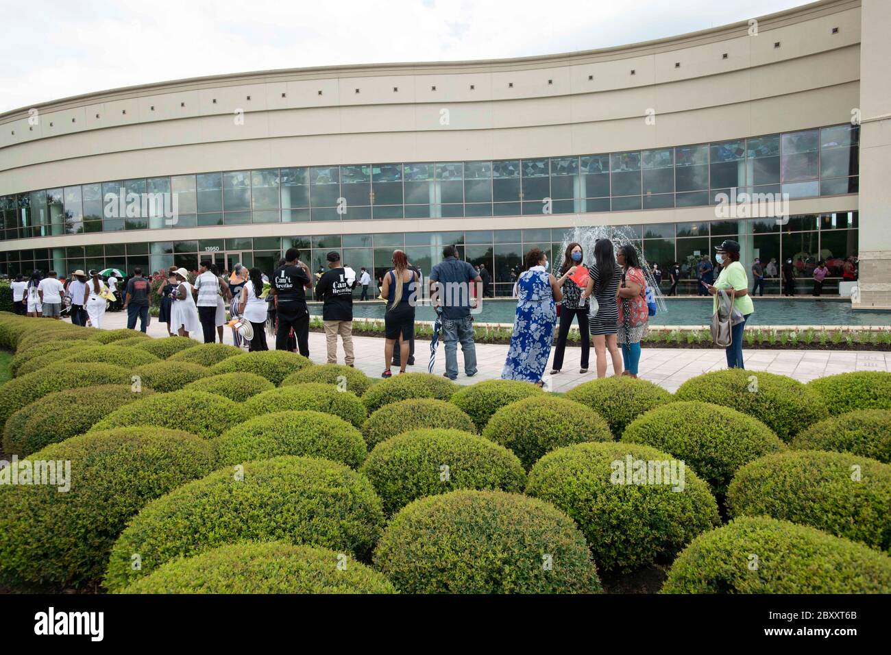 Menschen warten in der Linie, um durch das Heiligtum an der Fountain of Praise Kirche im Südwesten Houston während einer sechs-Stunden-öffentlichen Visitation für GEORGE FLOYD, ein schwarzer Mann getötet vor zwei Wochen von einem weißen Polizeibeamten in Minneapolis Datei. Floyds Tod löste weltweite Proteste gegen Rassismus und Polizeibrutalität aus. Stockfoto