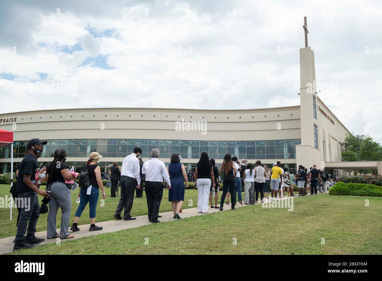 Menschen warten in der Linie, um durch das Heiligtum an der Fountain of Praise Kirche im Südwesten Houston während einer sechs-Stunden-öffentlichen Visitation für GEORGE FLOYD, ein schwarzer Mann getötet vor zwei Wochen von einem weißen Polizeibeamten in Minneapolis Datei. Floyds Tod löste weltweite Proteste gegen Rassismus und Polizeibrutalität aus. Stockfoto